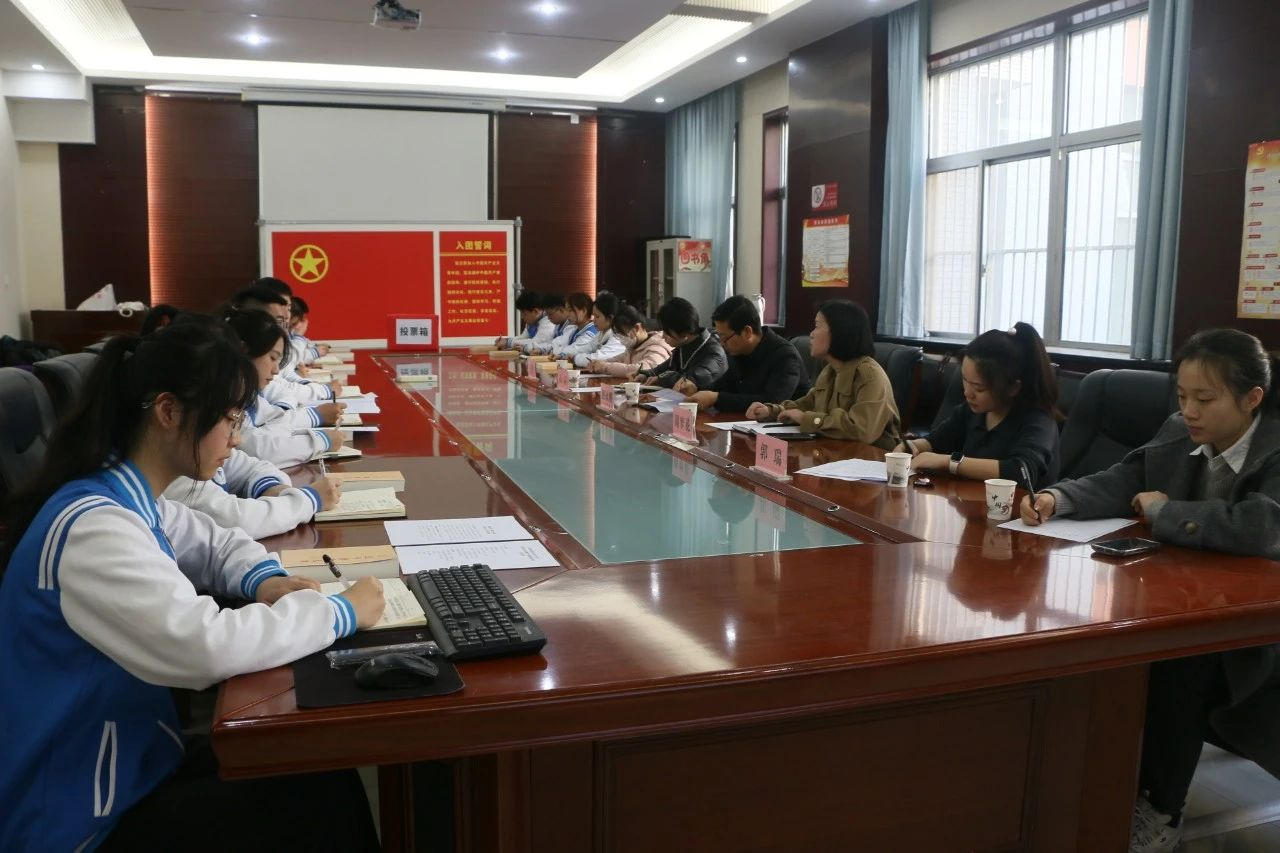 全体团员青年逐一汇报个人学习、生活、工作情况，并开展批评和自我批评